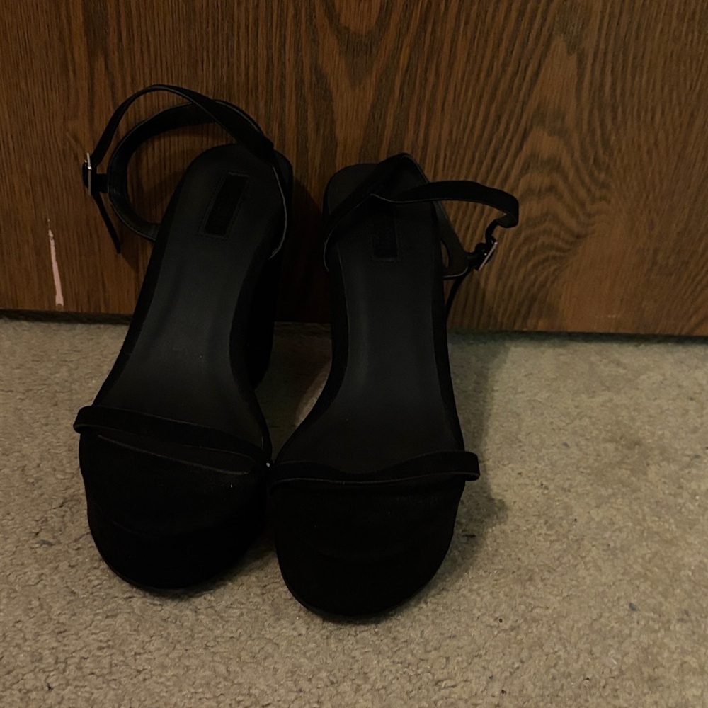 NWOT Forever 21 Black Heeled Sandals. Size (8.5)